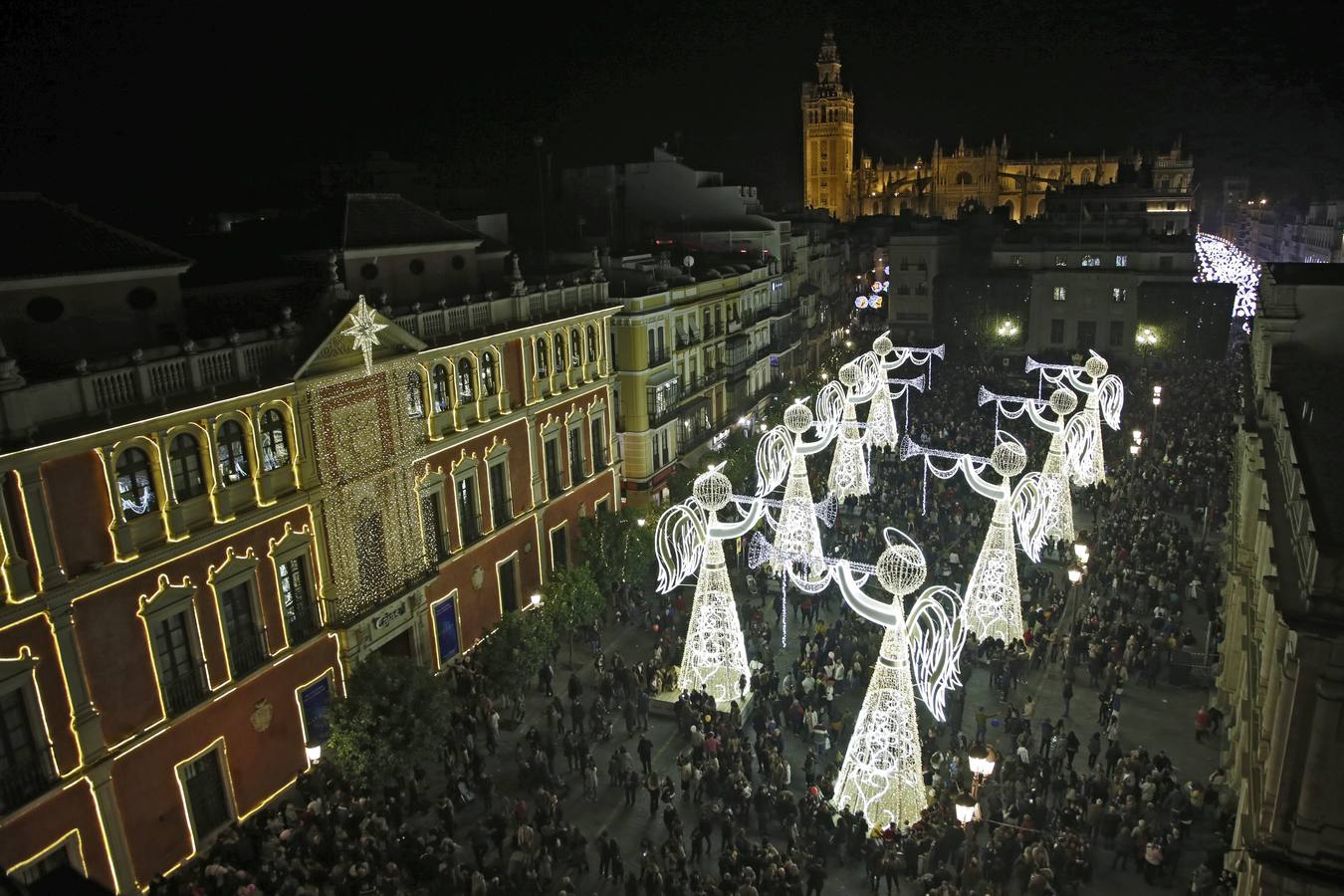 La Plaza de San Francisco se llena de ángeles de luz