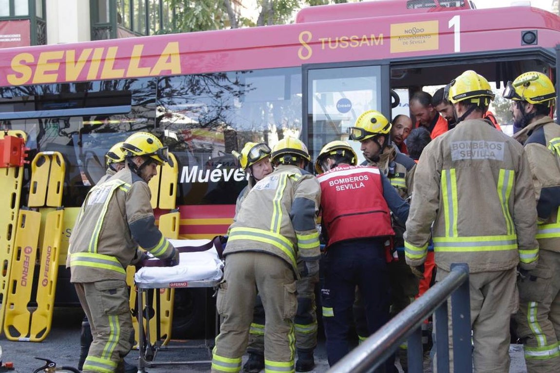 Varios heridos en el accidente de un minibús en el centro de Sevilla