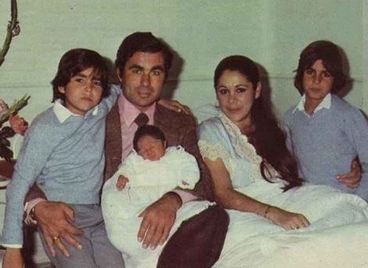Nuevo miembro en la familia. La fotografía recoge el momento en el que Fran y Cayetano Rivera Ordóñez acudieron a la clínica para conocer a su nuevo hermano, Kiko Rivera Pantoja, en brazos de su padre