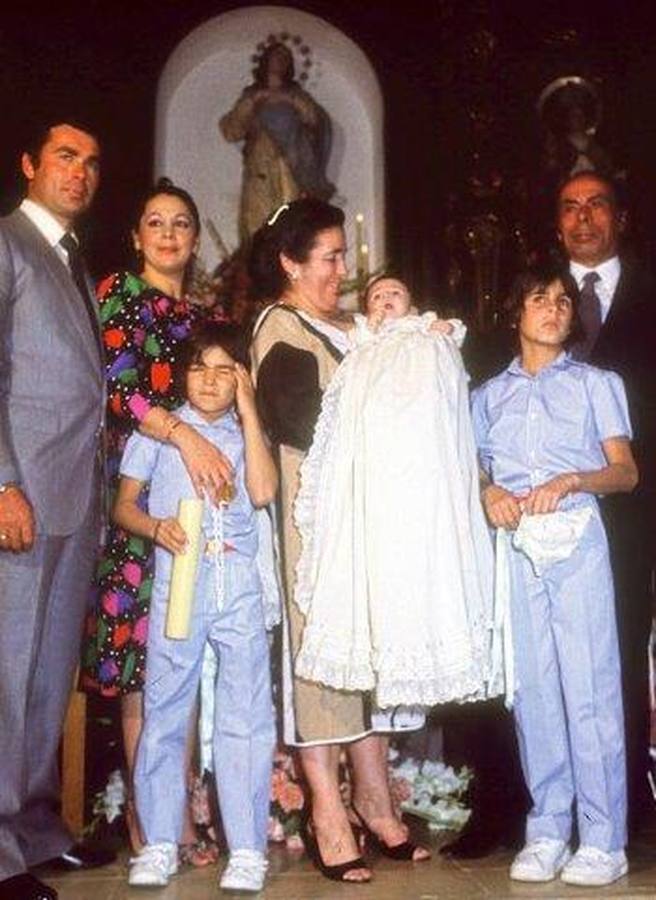 Bautizo de Kiko Rivera. Isabel se quedó embarazada de Paquirri con 27 años. El 9 de febrero nacía en la  sevillana clínica de Fátima Francisco José Rivera Pantoja, que fue bautizado en junio en una capilla cercana a Cantora
