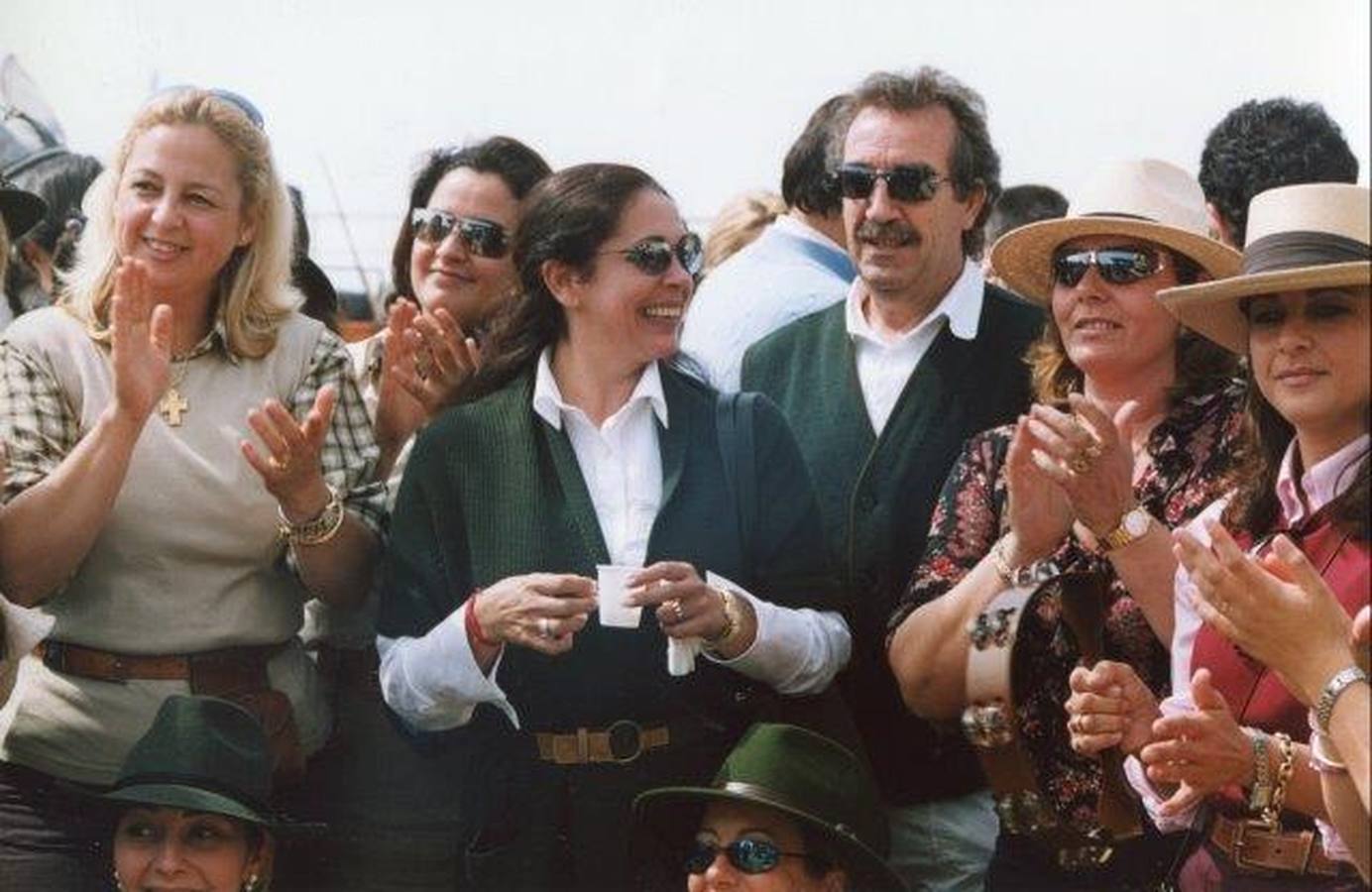 Alegría en El Rocío. La cantante es gran devota de la Virgen del Rocío, a cuya romería acude puntualmente. En la imagen con un grupo de amigos entre los que figura su fiel maquillador Juan Pedro Hernández