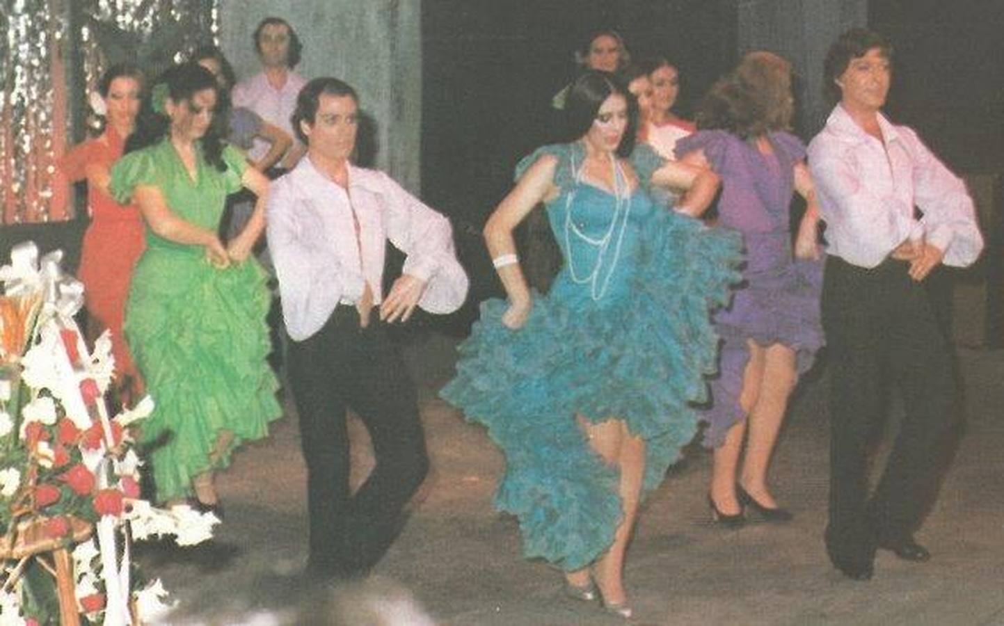 El largo camino hacia el éxito. Isabel Pantoja comenzó su carrera profesional en Palma de Mallorca, donde trabajaba su padre en un tablao flamenco. Allí comenzó a actuar con su primo hermano Chiquetete