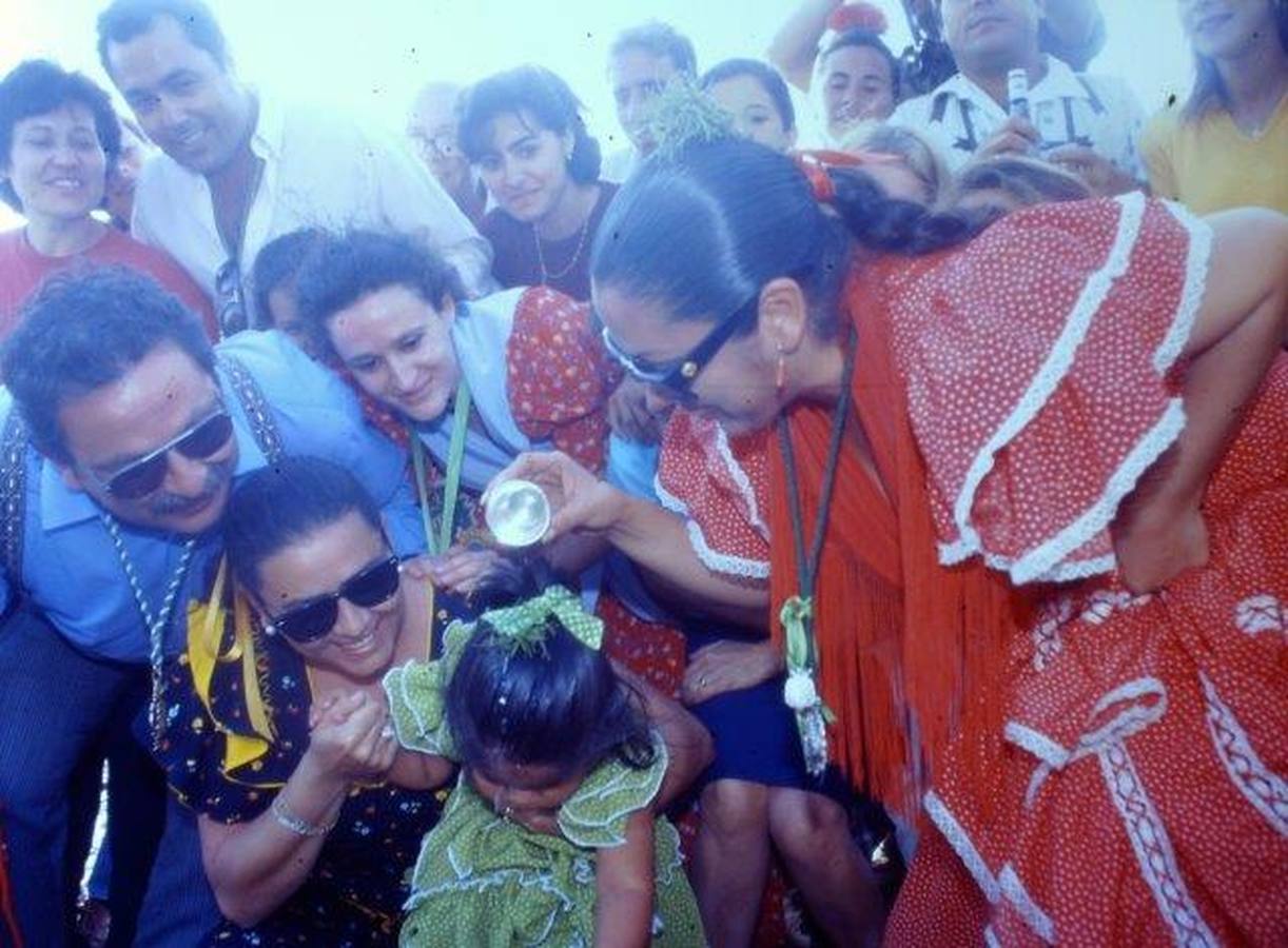 Bautizo rociero de Chabelita. La vinculación de Isabel Pantoja  con El Rocío es muy estrecha. Esta simpática imagen recoge el bautizo de su hija Chabelita en el río Quema, en presencia de María del Monte