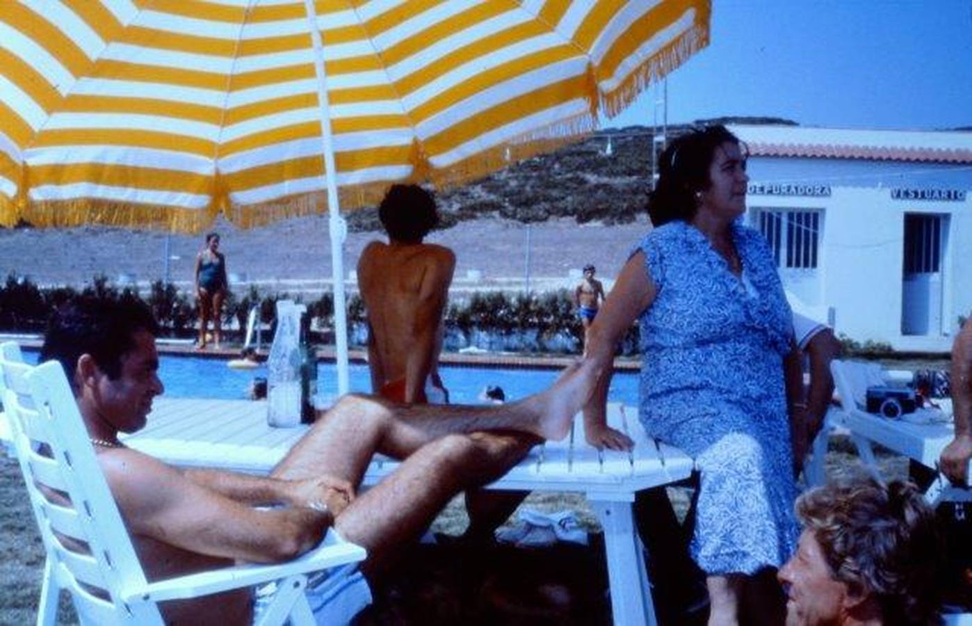 Cumpleaños en Cantora. Imágenes de la intimidad del matrimonio en los años felices en Cantora. En la imagen aparece «Paquirri» relajado en la piscina de la finca en compañía de su suegra, Doña Ana, durante un cumpleaños del torero