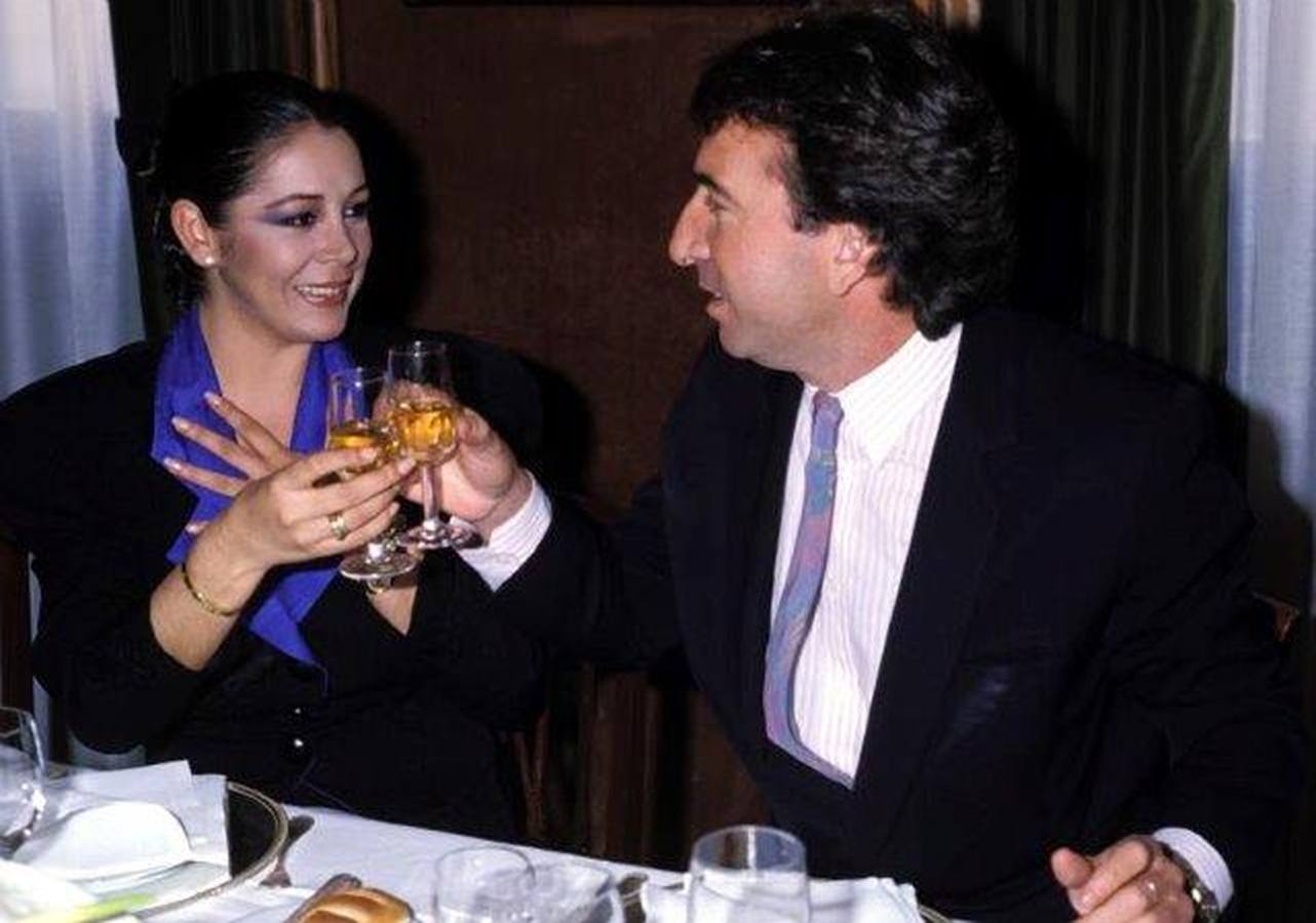 Marinero de luces. Tras el fallecimiento de «Paquirri» en la plaza de Pozoblanco Isabel Pantoja estuvo más de un año sin cantar. Su regreso a los escenarios fue con el disco «Marinero de luces», compuesto por José Luis Perales