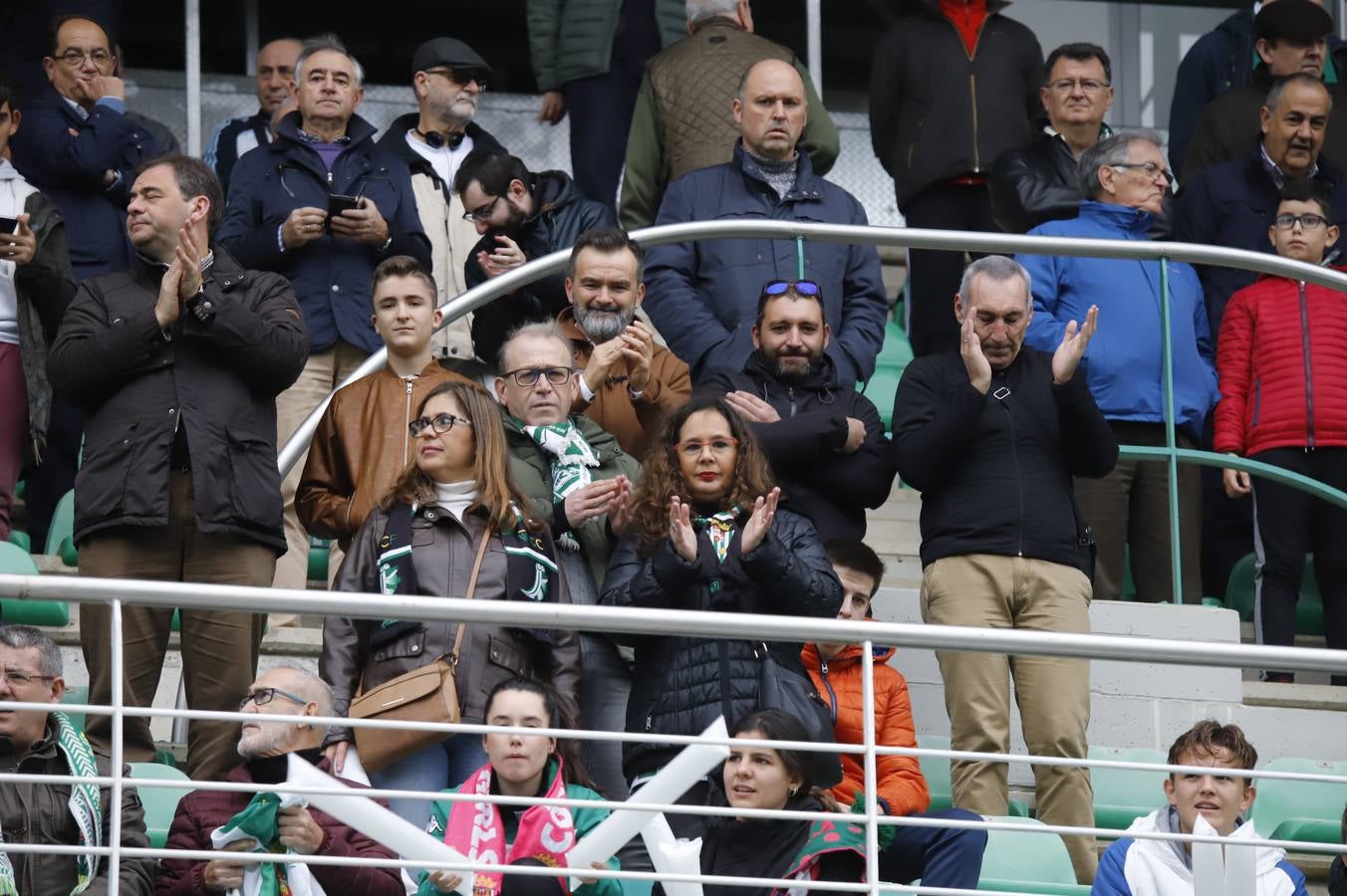El ambiente navideño en la grada del Córdoba CF-Marbella