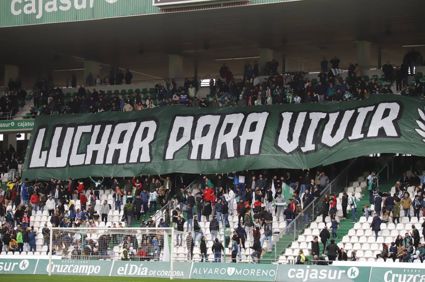 El ambiente navideño en la grada del Córdoba CF-Marbella