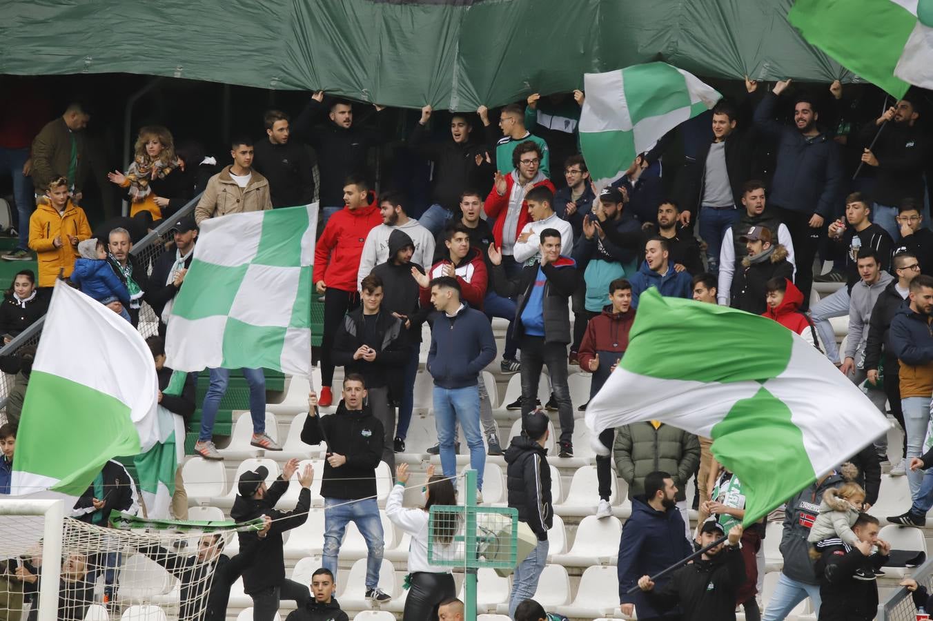 El ambiente navideño en la grada del Córdoba CF-Marbella