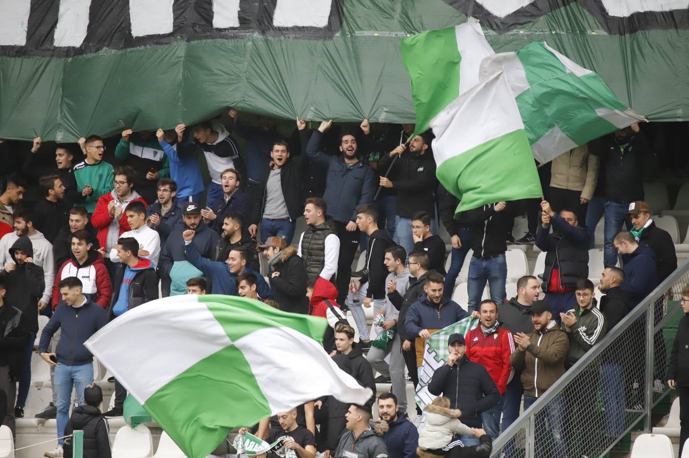 El ambiente navideño en la grada del Córdoba CF-Marbella