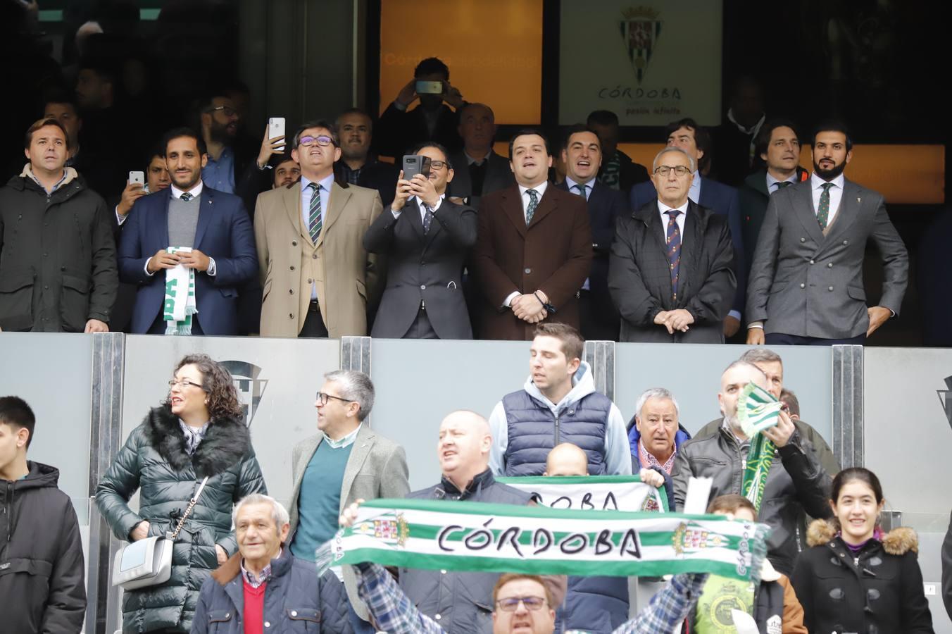 El ambiente navideño en la grada del Córdoba CF-Marbella