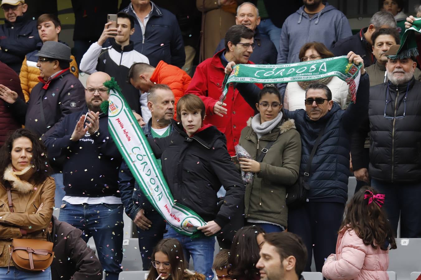 El ambiente navideño en la grada del Córdoba CF-Marbella