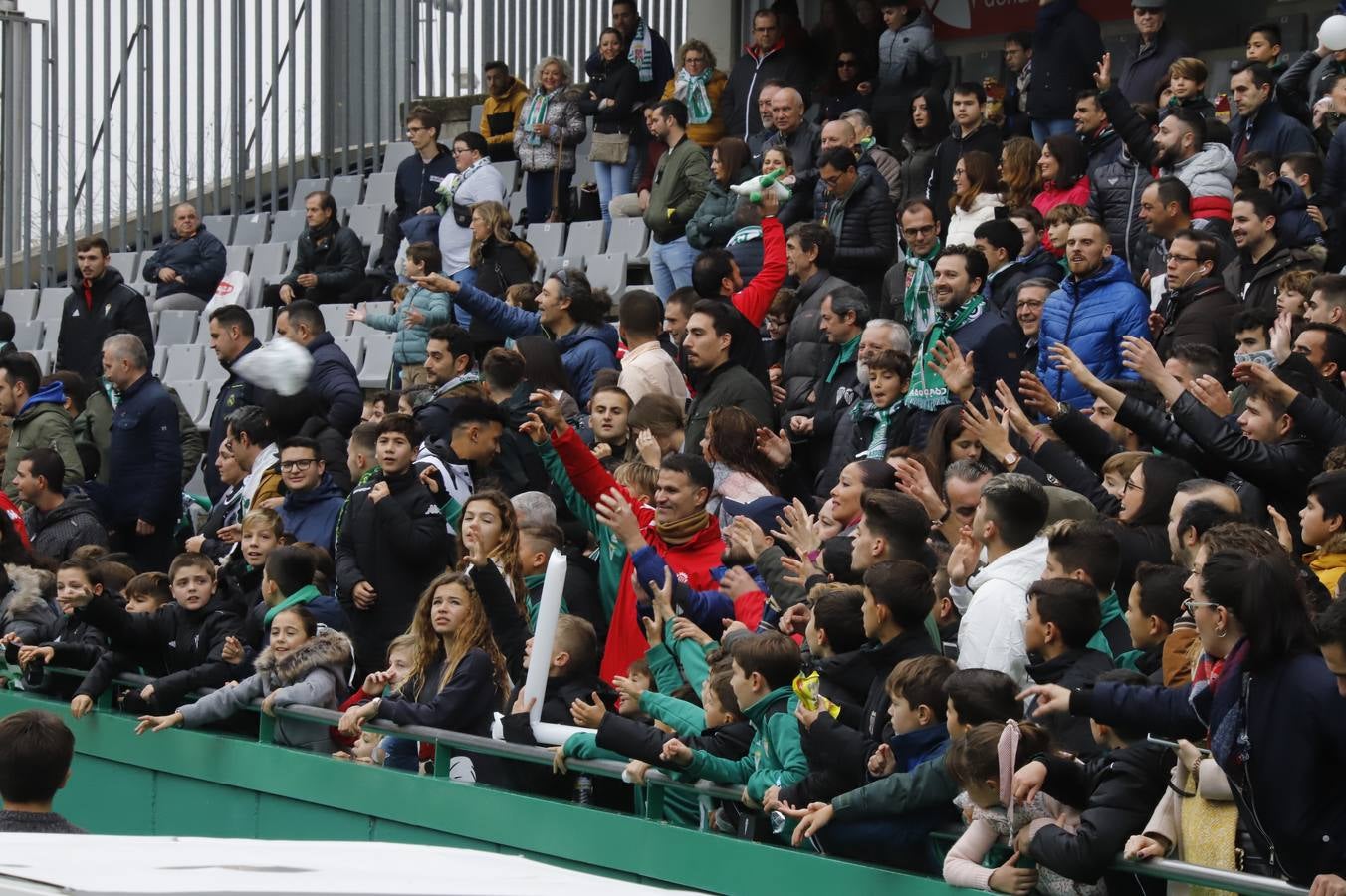 El ambiente navideño en la grada del Córdoba CF-Marbella