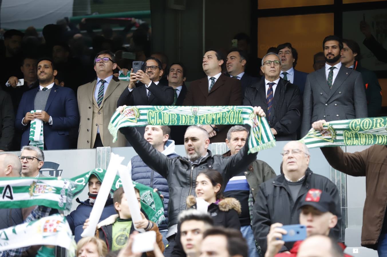 El ambiente navideño en la grada del Córdoba CF-Marbella