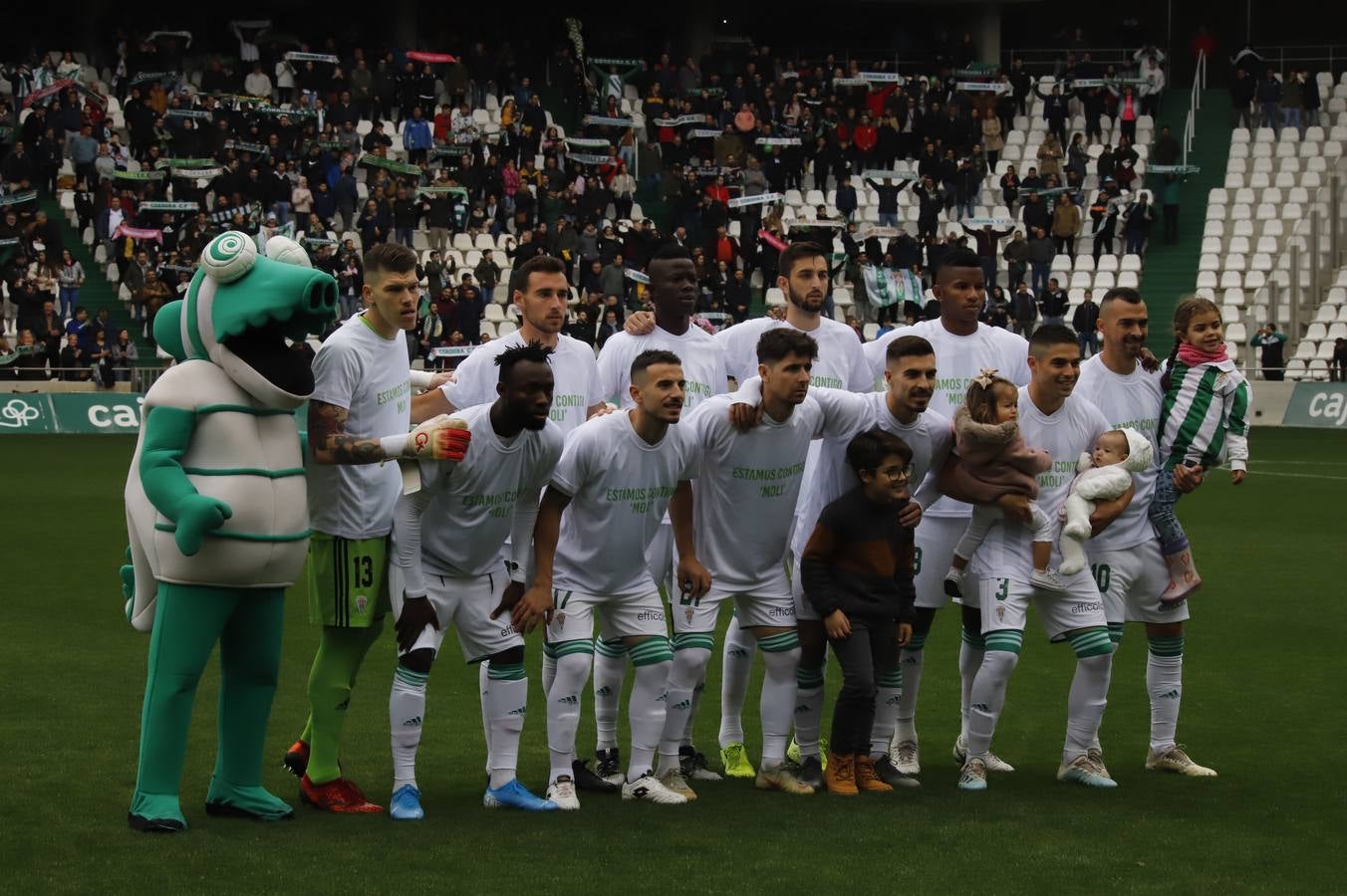 El ambiente navideño en la grada del Córdoba CF-Marbella