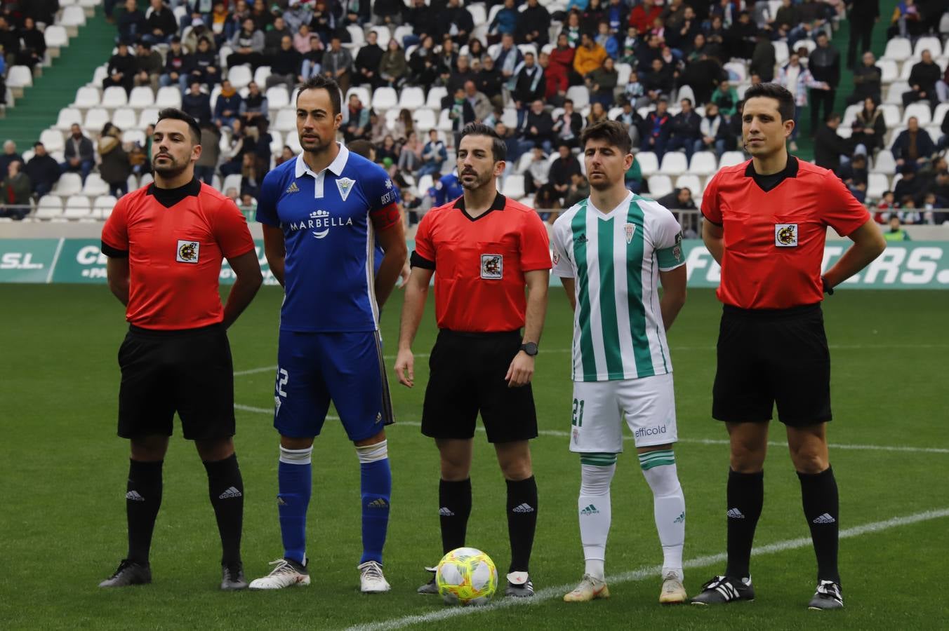 El ambiente navideño en la grada del Córdoba CF-Marbella