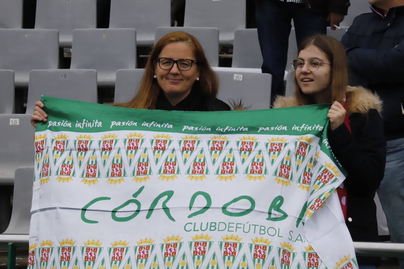 El ambiente navideño en la grada del Córdoba CF-Marbella