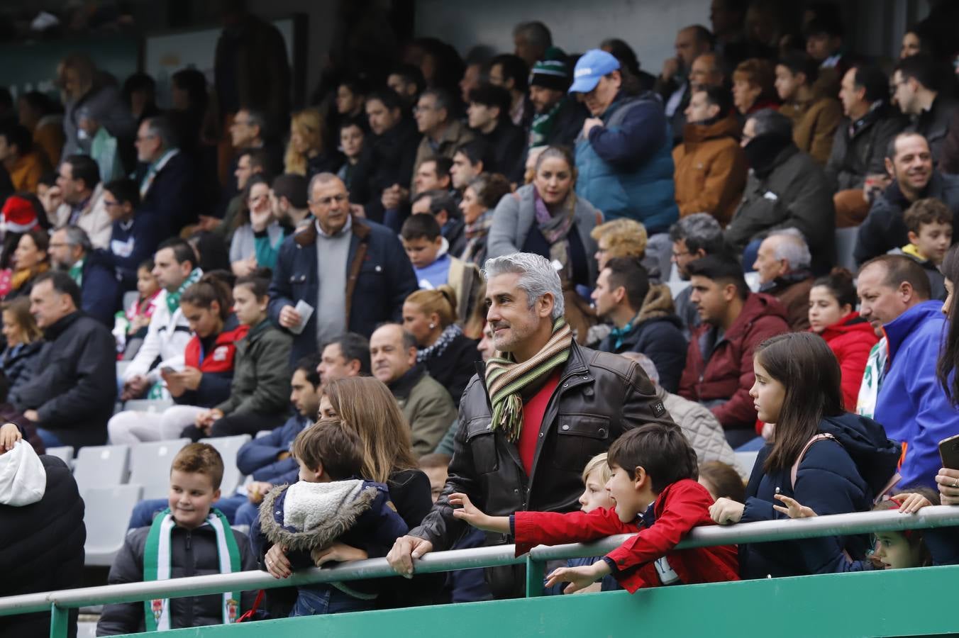 El ambiente navideño en la grada del Córdoba CF-Marbella