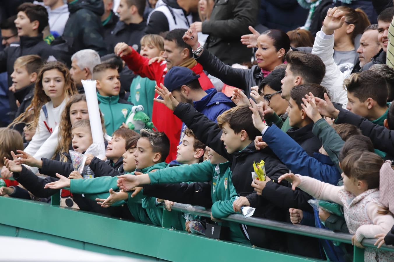 El ambiente navideño en la grada del Córdoba CF-Marbella