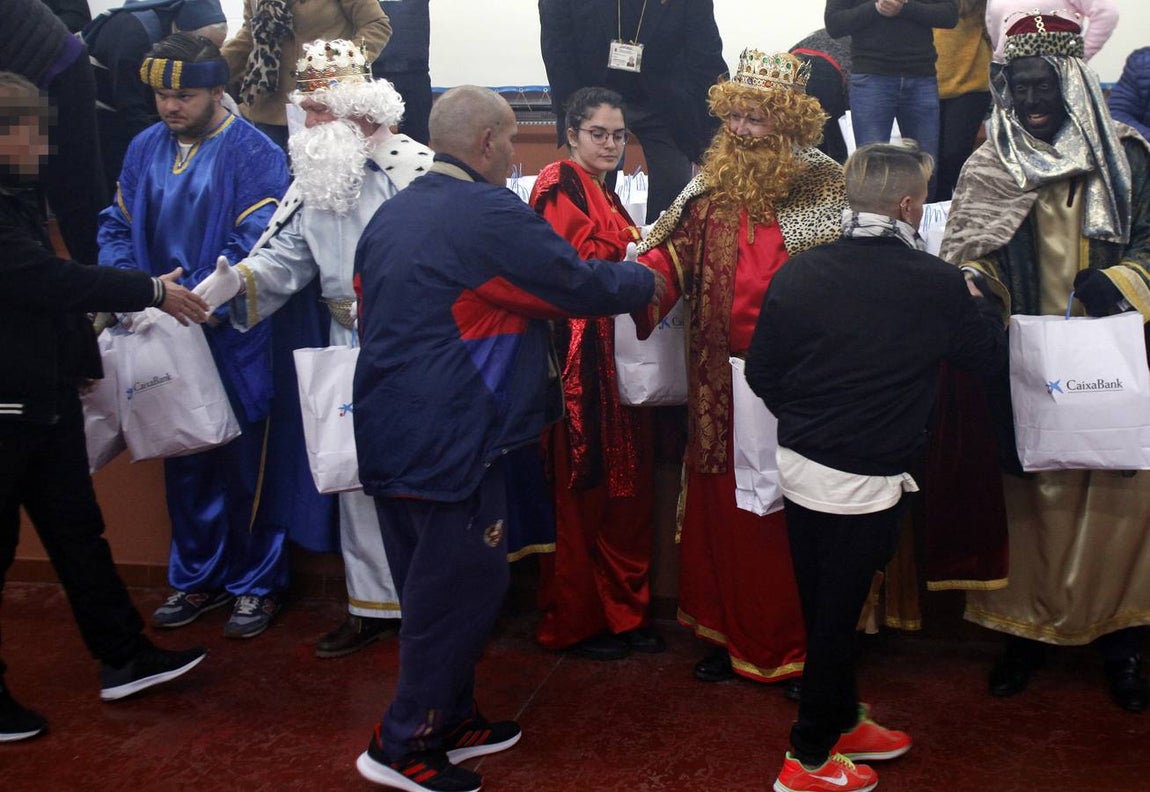 En imágenes, visita de los Reyes Magos al centro penitenciario Sevilla I