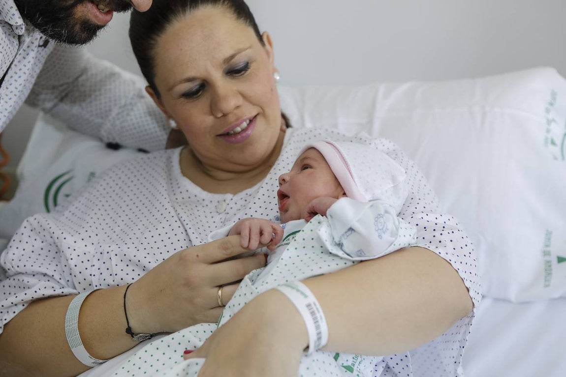 Así es Martina, el primer bebe nacido en Sevilla en 2020