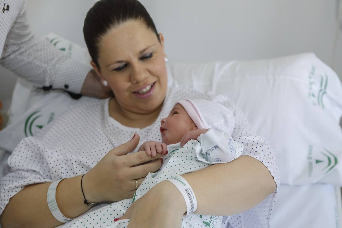 Así es Martina, el primer bebe nacido en Sevilla en 2020