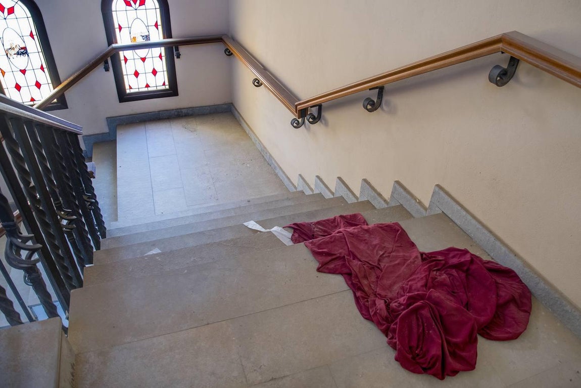 En imágenes, el expolio y el vandalismo arruinan la plaza de toros de Espartinas