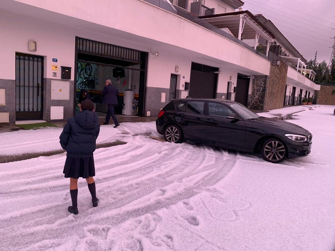 En imágenes, una intensa granizada cae sobre las calles de Málaga