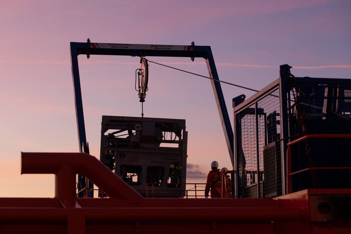 Instalan un sonar y un robot submarino en el «Clara Campoamor» para buscar el «Rúa Mar»