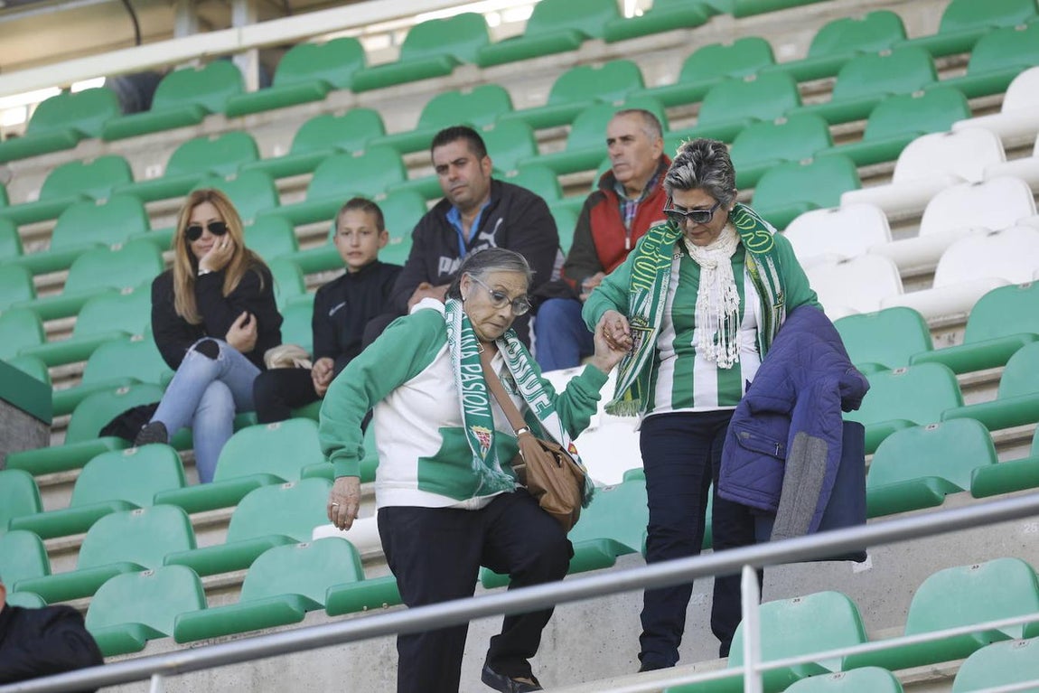 El ambiente en la grada del Córdoba-Yeclano, en imágenes