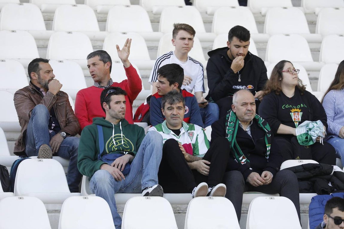 El ambiente en la grada del Córdoba-Yeclano, en imágenes