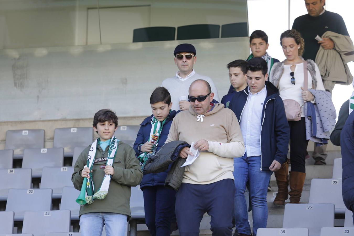 El ambiente en la grada del Córdoba-Yeclano, en imágenes