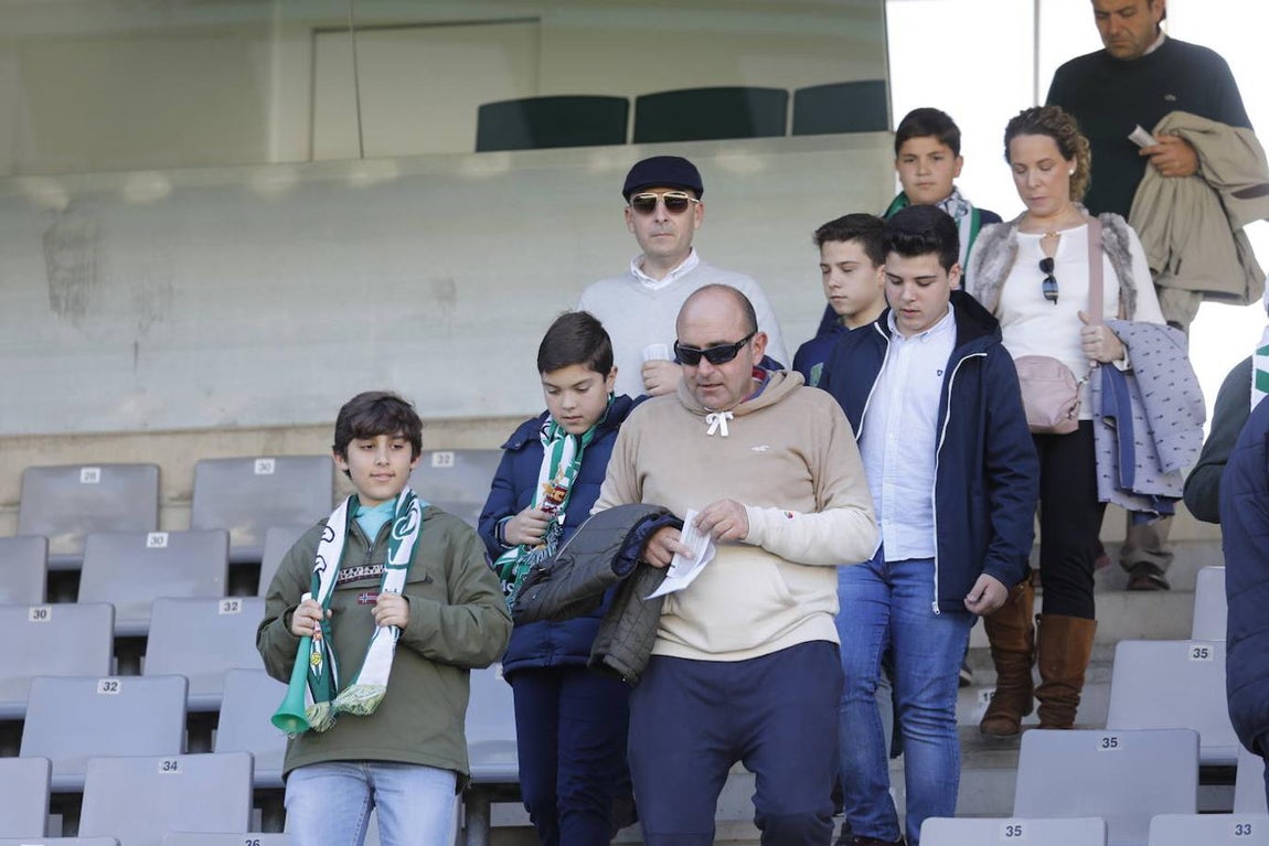 El ambiente en la grada del Córdoba-Yeclano, en imágenes