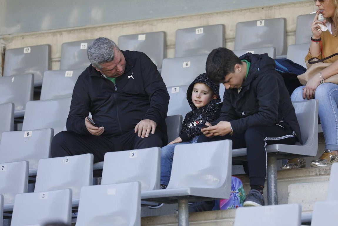 El ambiente en la grada del Córdoba-Yeclano, en imágenes