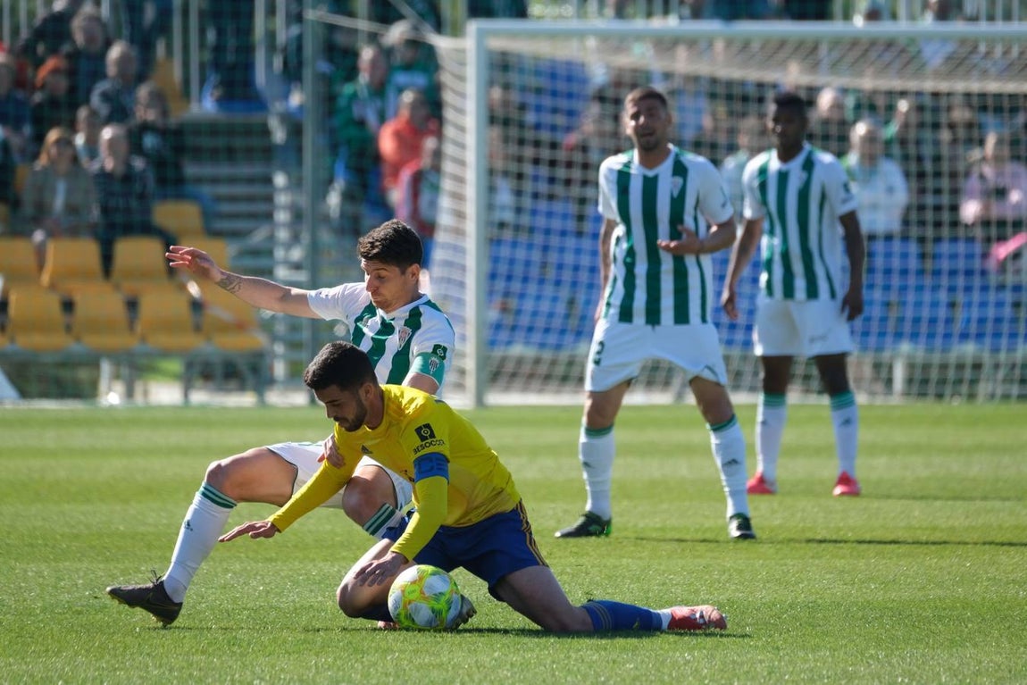 El Cádiz B-Córdoba CF y la afición blanquiverde, en imágenes