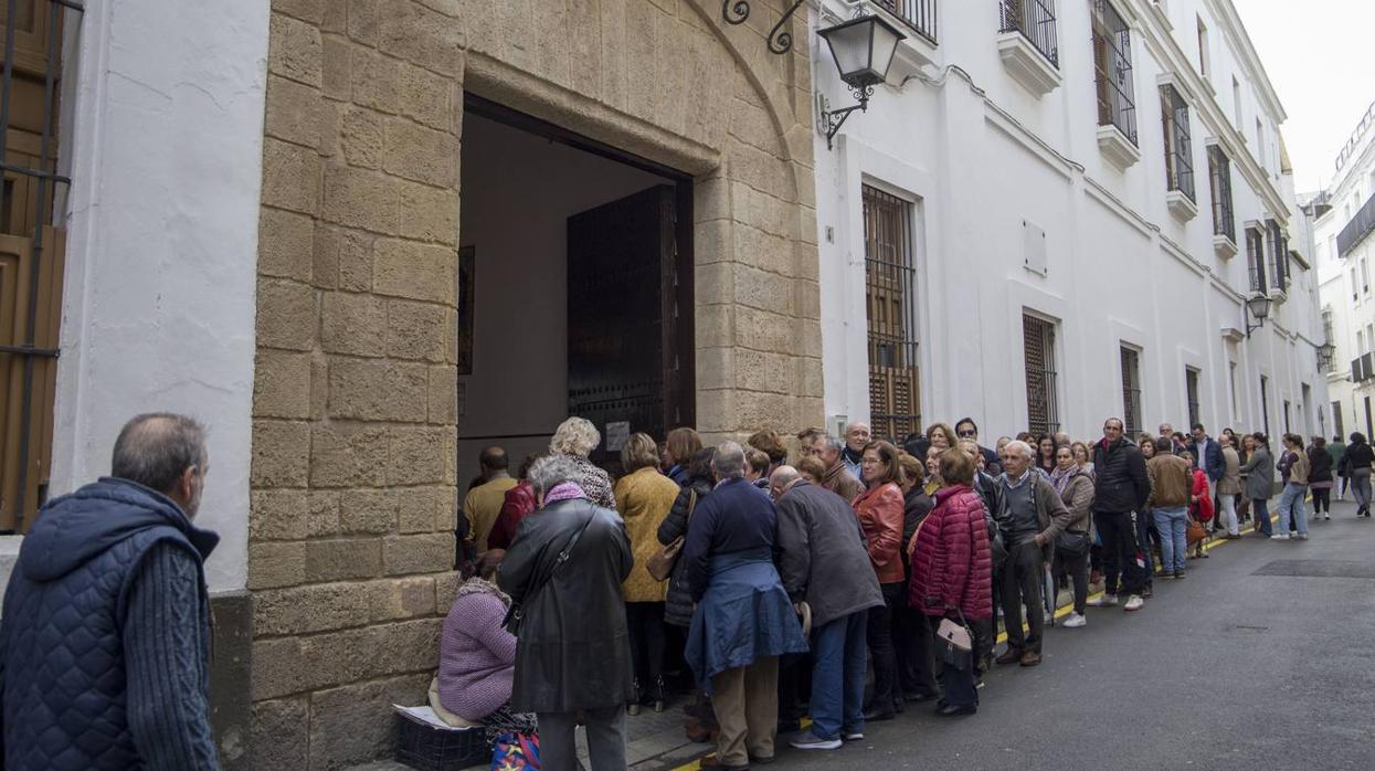 Cientos de personas rinden homenaje a Santa Ángela de la Cruz en Sevilla