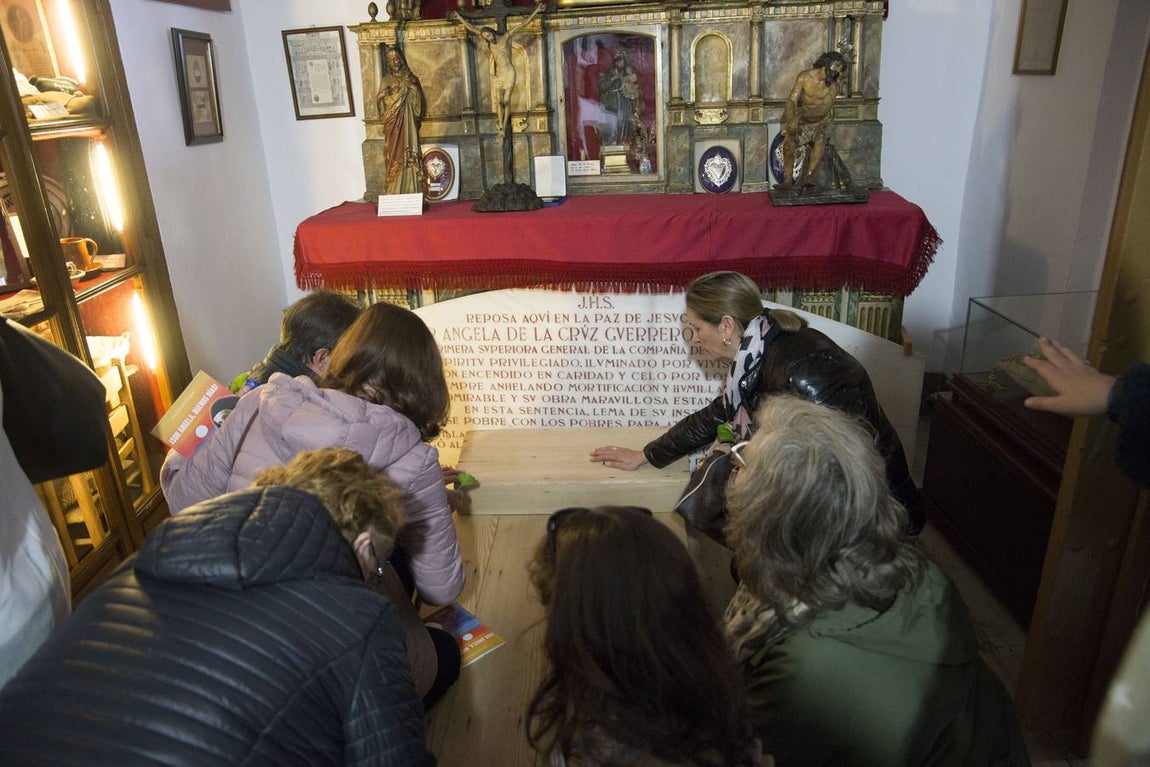 Cientos de personas rinden homenaje a Santa Ángela de la Cruz en Sevilla