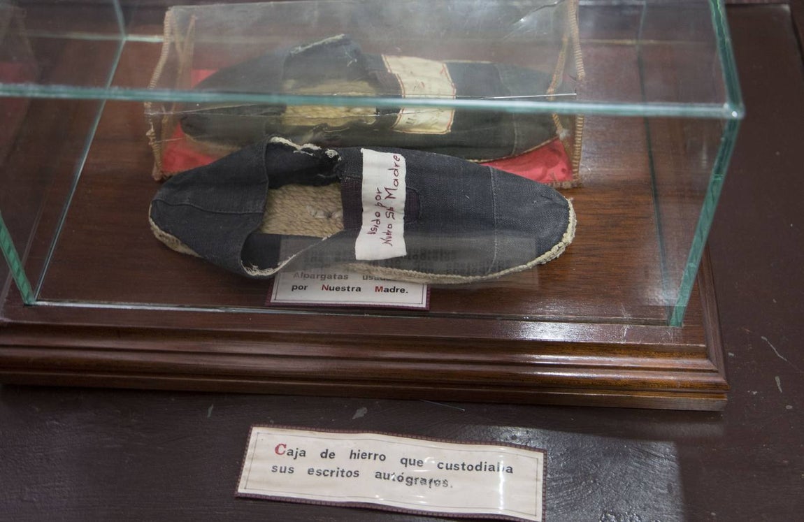 Cientos de personas rinden homenaje a Santa Ángela de la Cruz en Sevilla