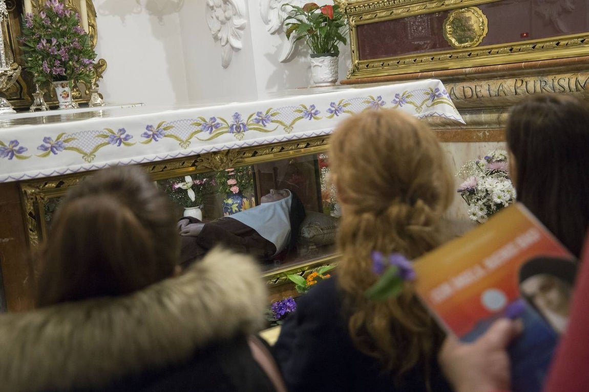 Cientos de personas rinden homenaje a Santa Ángela de la Cruz en Sevilla