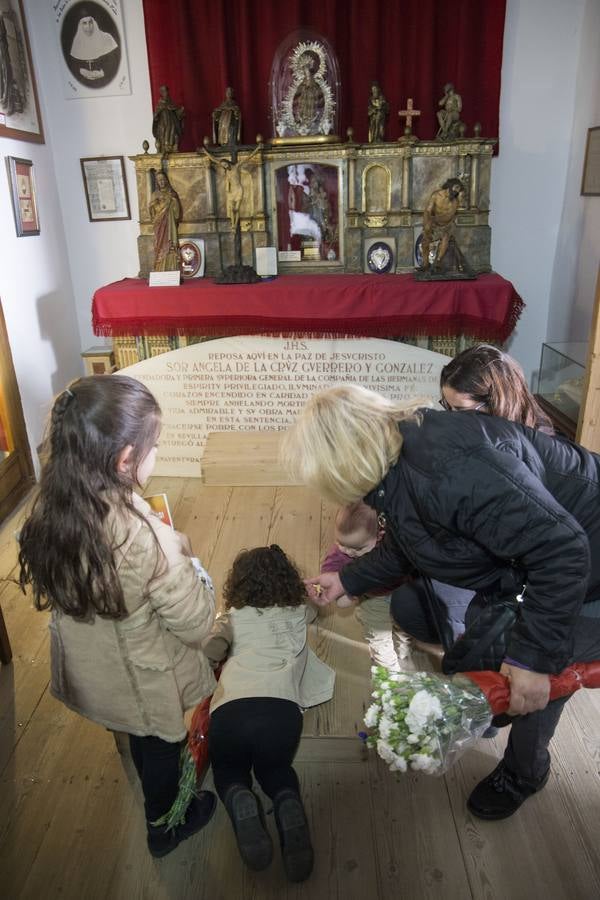 Cientos de personas rinden homenaje a Santa Ángela de la Cruz en Sevilla