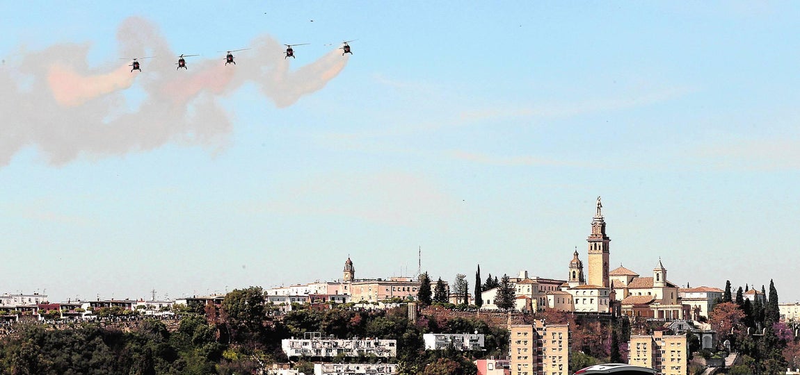 En imágenes, helicópteros y cazas del Ejército del Aire al cielo de Sevilla