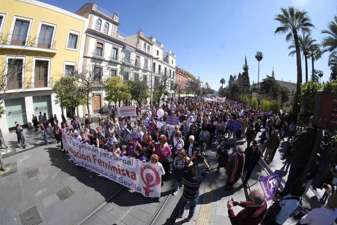 En imágenes, la marcha del Movimiento Feminista de Sevilla por el 8-M