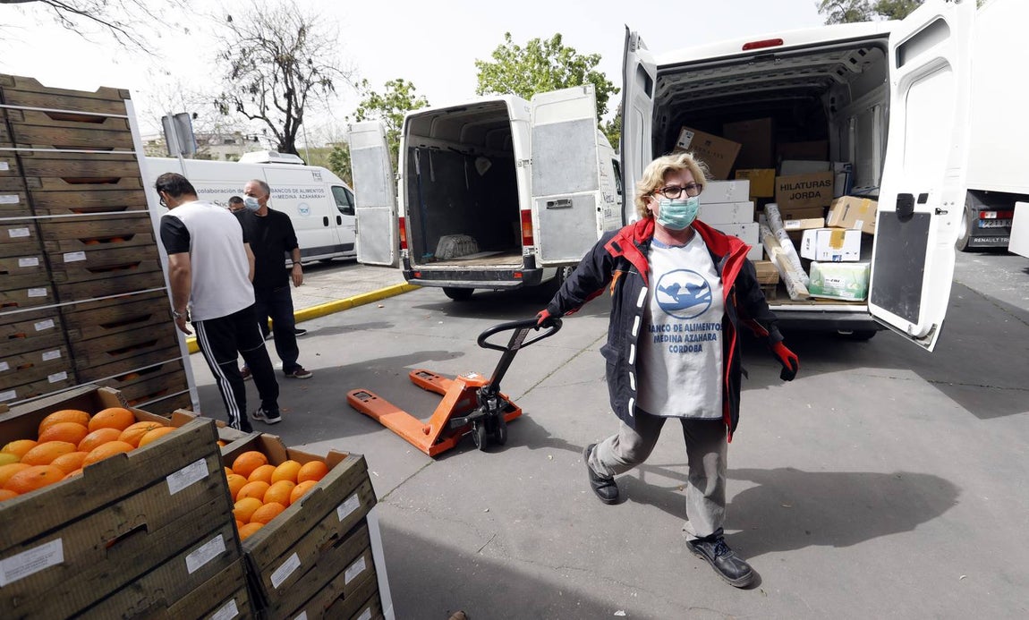 En imágenes, el reparto de comida en Córdoba frente al coronavirus