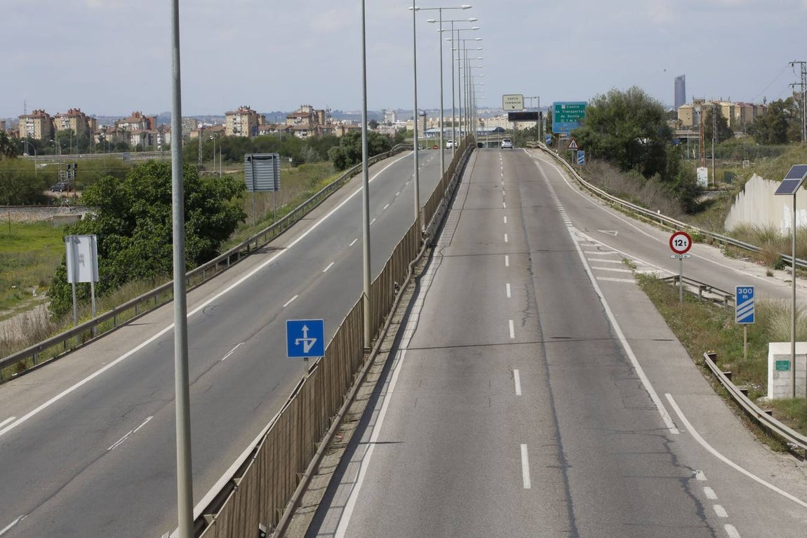 Coronavirus en Sevilla: carreteras desiertas, en cumplimiento del estado de alarma