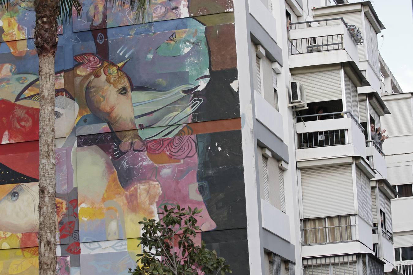 Coronavirus en Sevilla: San Pablo, un barrio confinado en una galería de arte