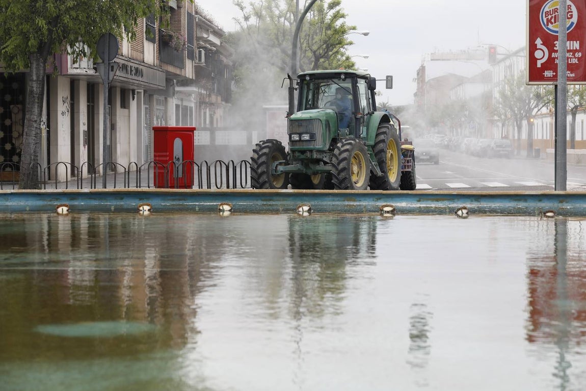 Tractores de los agricultores y Sadeco desinfectan Córdoba, en imágenes