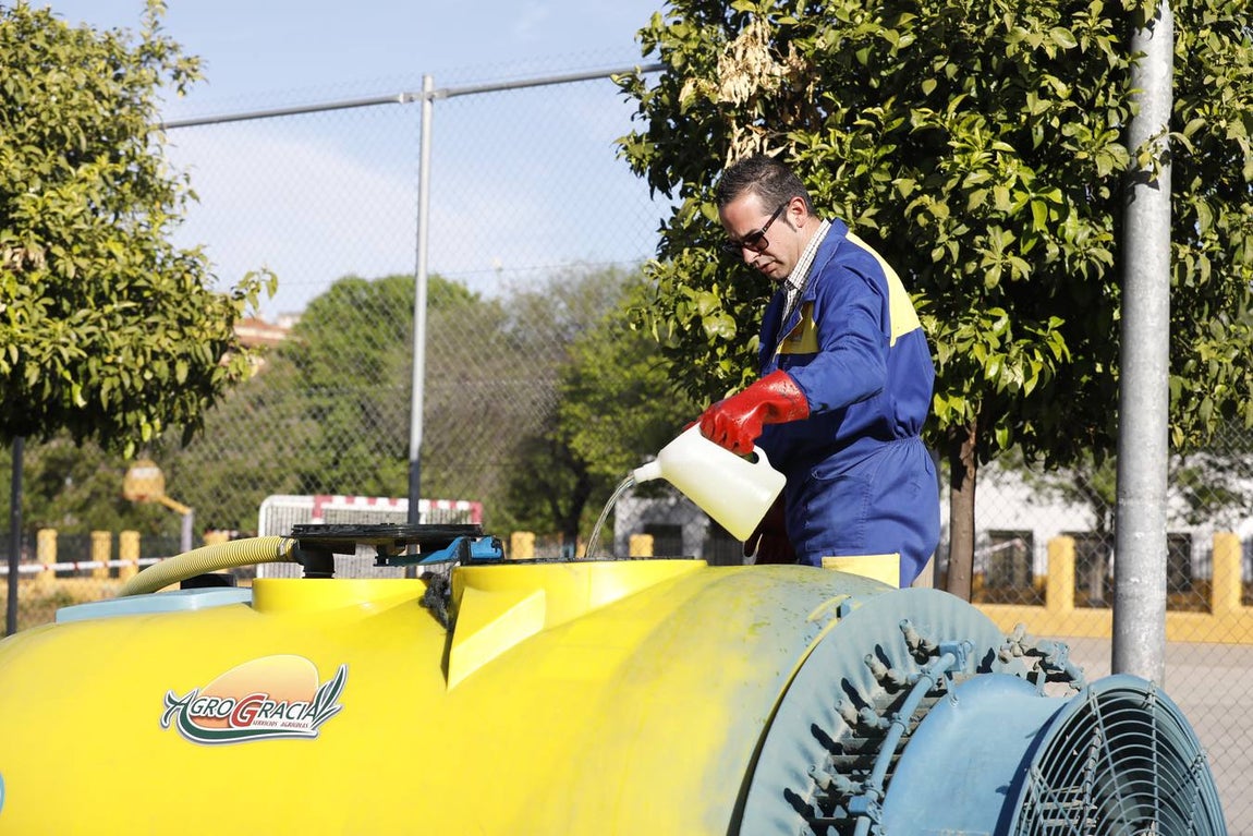 Tractores de los agricultores y Sadeco desinfectan Córdoba, en imágenes