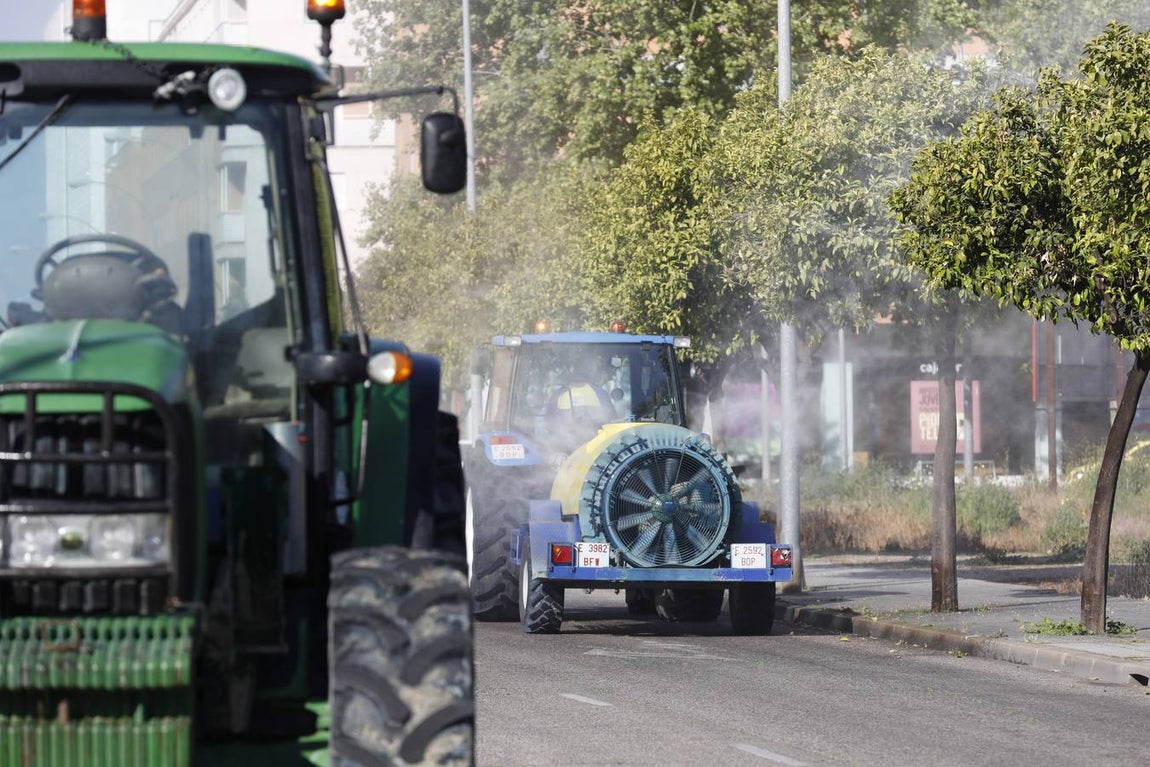 Tractores de los agricultores y Sadeco desinfectan Córdoba, en imágenes