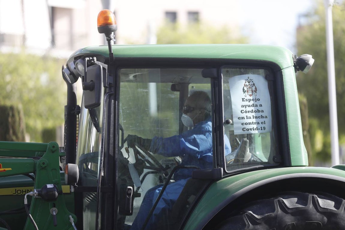 Tractores de los agricultores y Sadeco desinfectan Córdoba, en imágenes