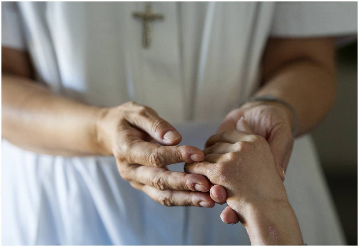 Domingo de Ramos. Dolores y Misericordia (Jesús Despojado). La Superiora de Regina Mundi, institución benéfica del Sagrado Corazón, durante su cuidado a personas deshauciadas por la medicina y por la sociedad.