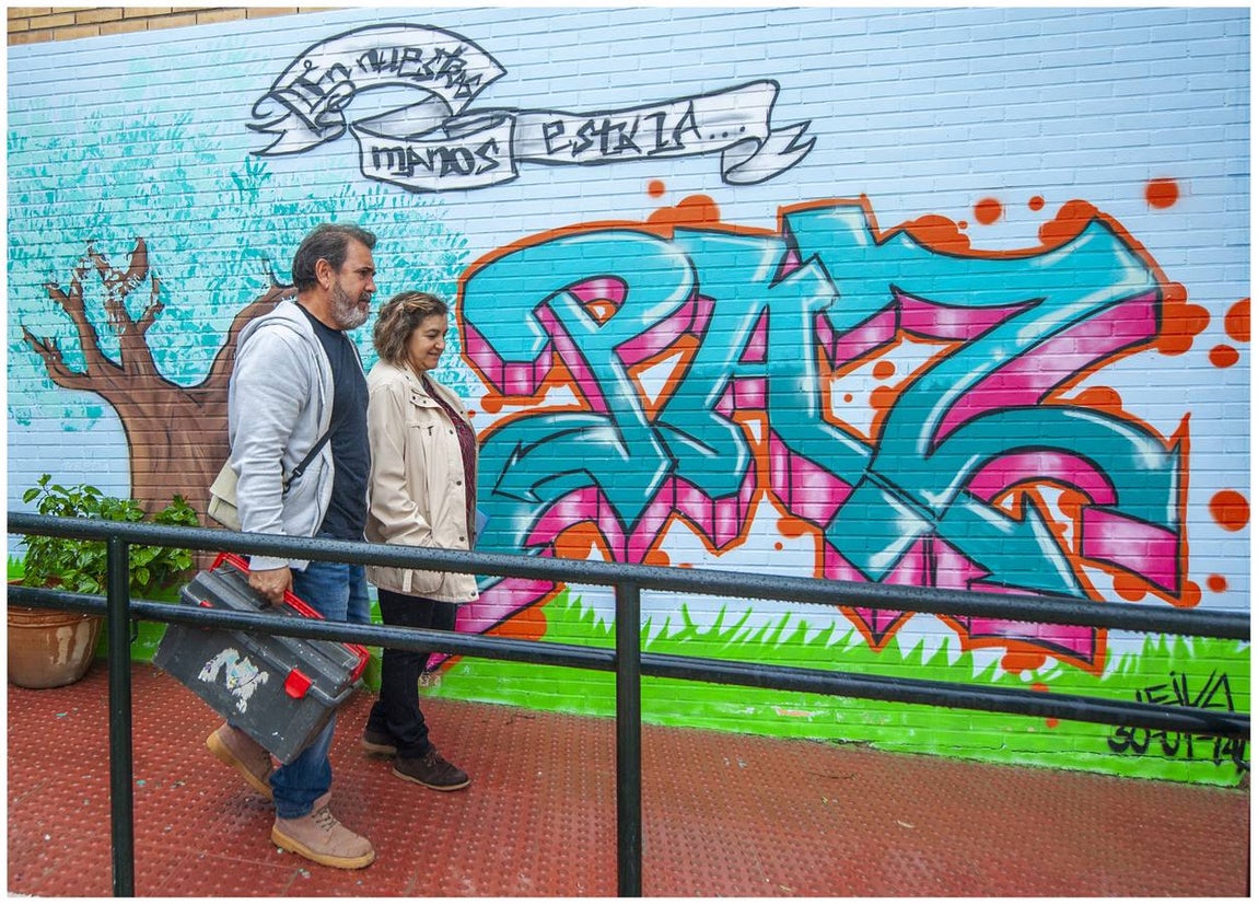 Domingo de Ramos. La Paz. Graffiti pacifista con el lema "En nuestras manos está la Paz" pintado en el desfavorecido barrio de las Tres Mil Viviendas de Sevilla.